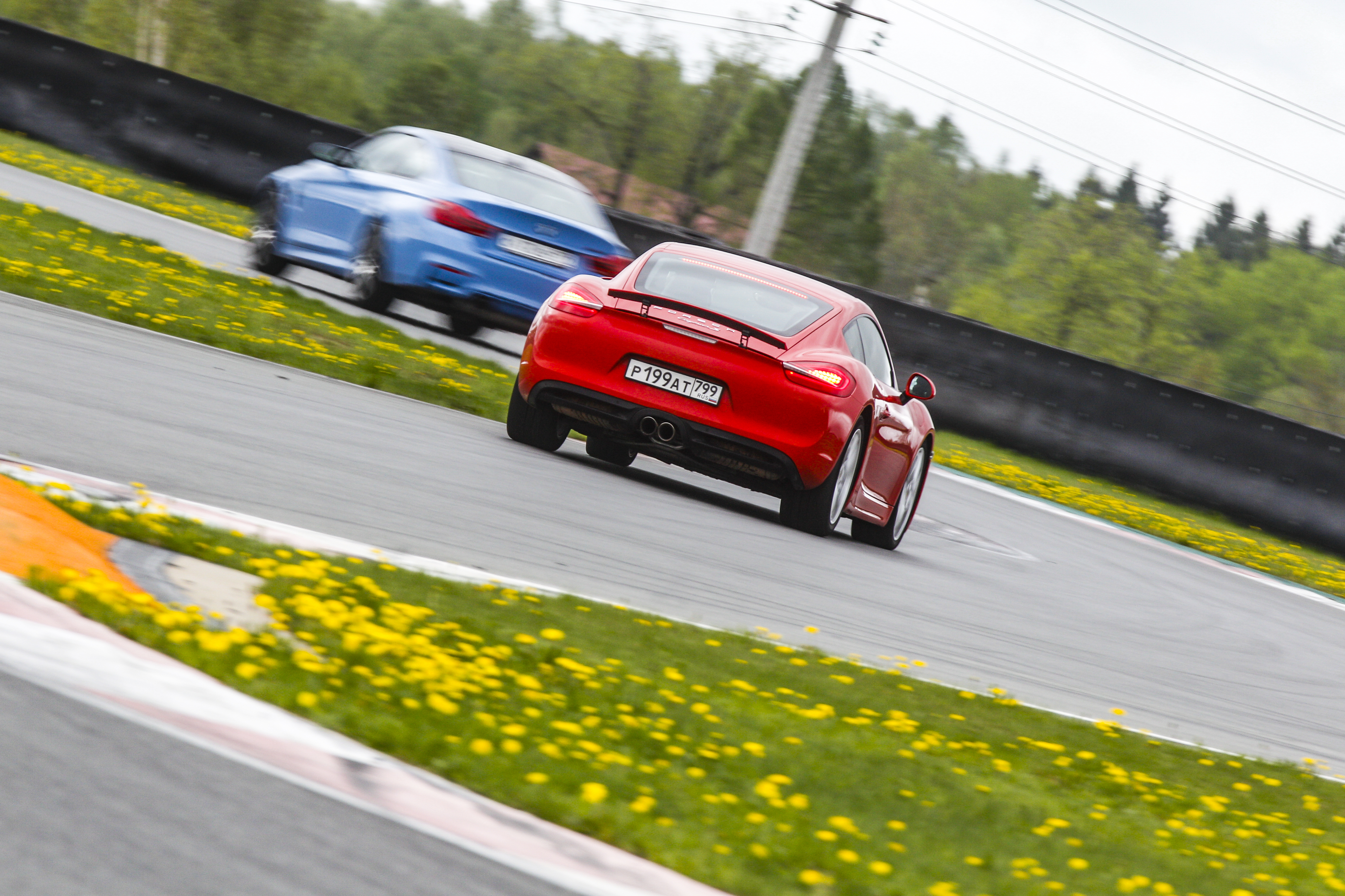 Погоняла на машине. Трек с машинами. Трек день Moscow Raceway. Трековые машины. Автомобиль для трек дней.